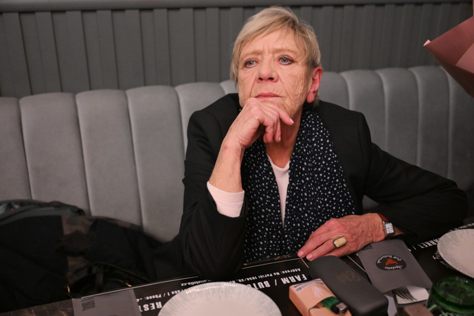 Zamyšlená Jaroslava Obermaierová.