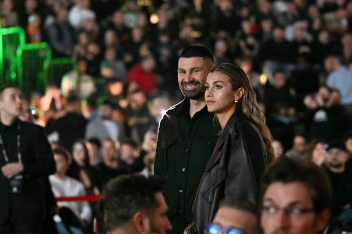 Attila Végh dorazil se svou manželkou Natálií.