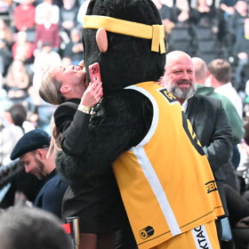 Nela Slováková s maskotem Oktagonu.