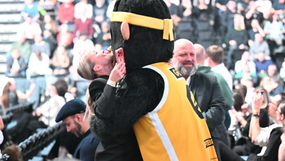 FOTO: Nela Slováková s maskotem Oktagonu.