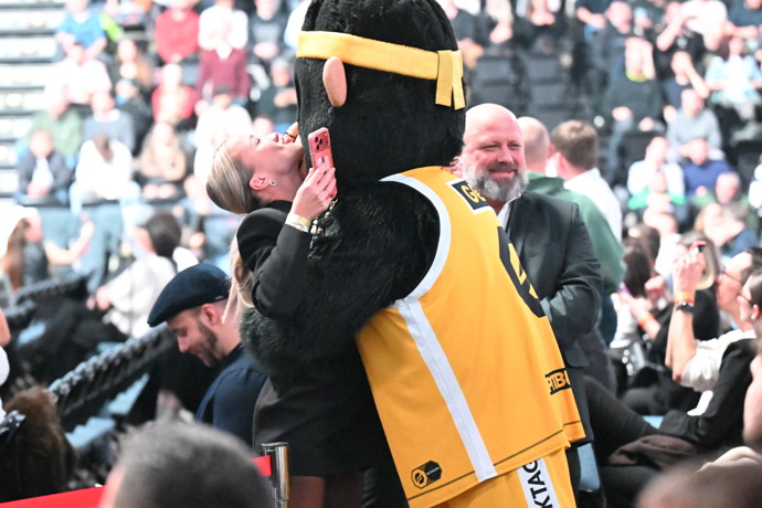 Nela Slováková s maskotem Oktagonu.