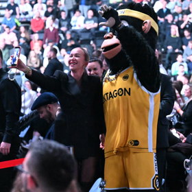 Nela Slováková a maskot Oktagonu.