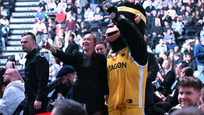 FOTO: Nela Slováková a maskot Oktagonu.