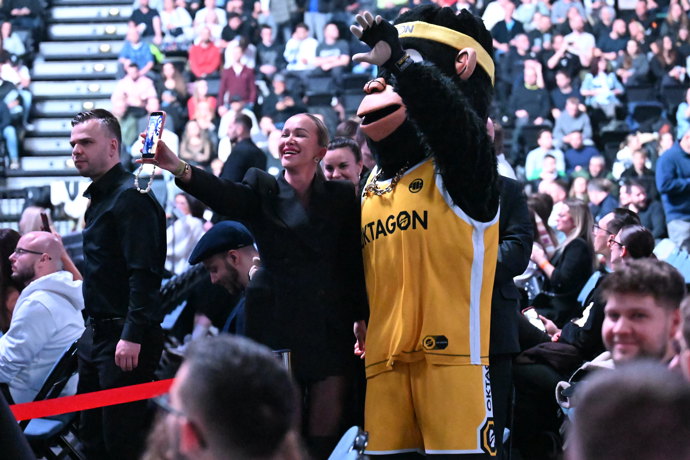 Nela Slováková a maskot Oktagonu.