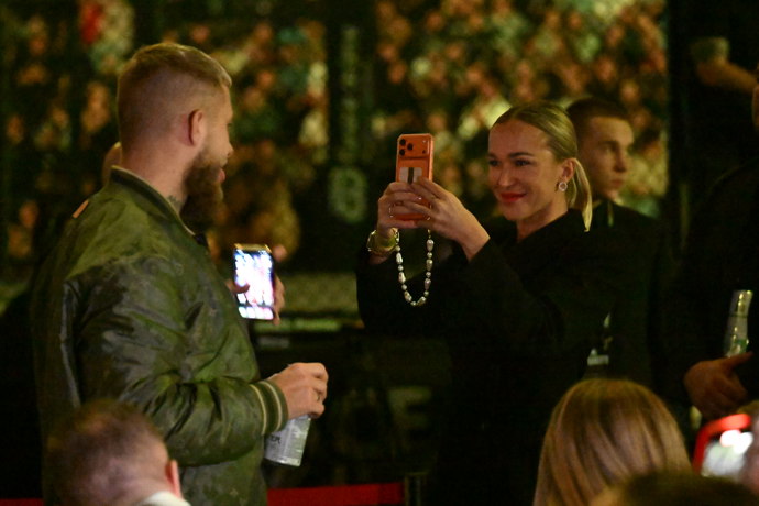 Nela Slováková vypadá velmi zamilovaně.