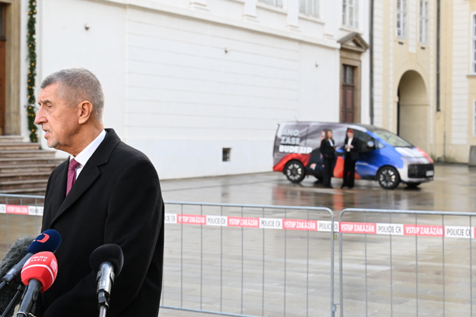 Andrej Babiš odpovídá novinářům. V pozadí Aneta Zicklerová.
