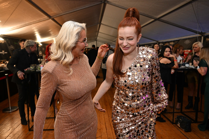 Lenka se večer bavila s každým.