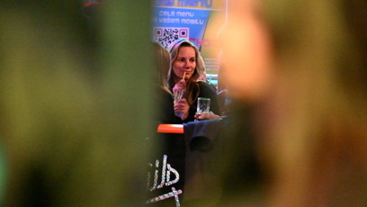 FOTO: Nikola Hezucká se smutečními hosty.