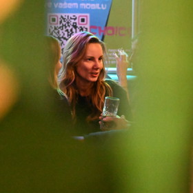 Nikola Hezucká se smutečními hosty. 