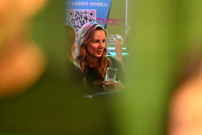 Nikola Hezucká se smutečními hosty. 