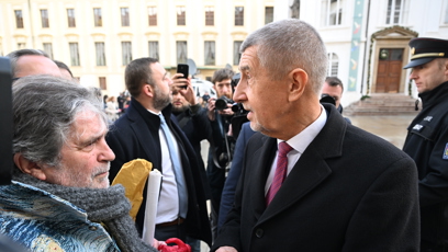 FOTO: Andrej Babiš se baví s mužem který ho oslovil po tiskové konferenci na Pražském Hradě.