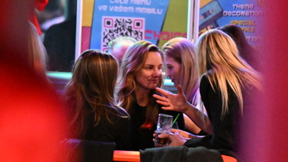 FOTO: Nikola Hezucká se smutečními hosty.