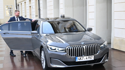 FOTO: Andrej Babiš odjíždí přistavenou limuzínou.