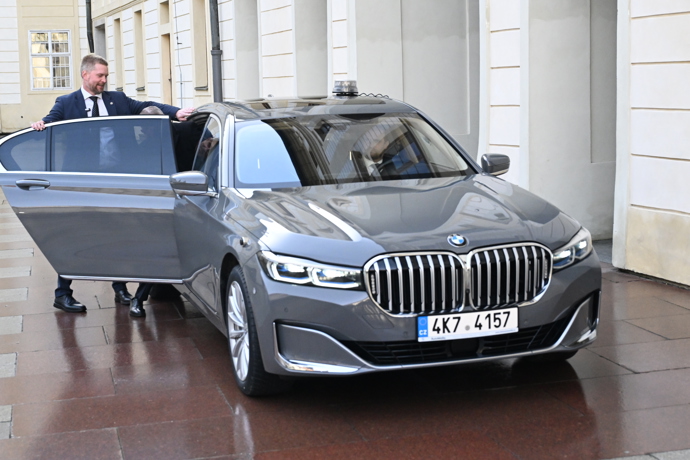 Andrej Babiš odjíždí přistavenou limuzínou.