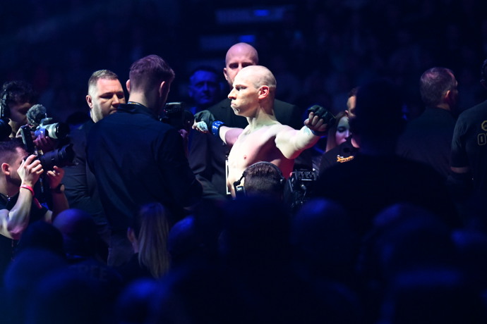 Pavel Tóth před nástupem do  klece.