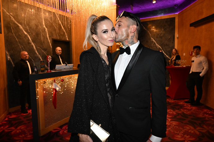 Sámer Issa políbil svou vyvolenou na tvář.