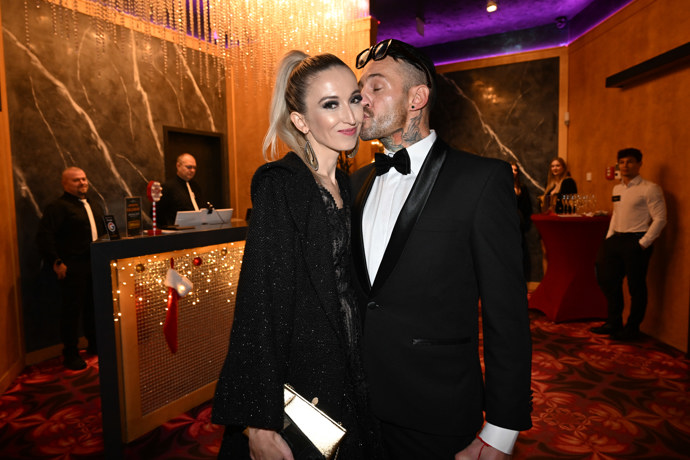 Zamilovaný Sámer Issa po boku Lucie Junkové. 