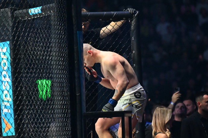 Pája nastoupil do klece sebevědomě.