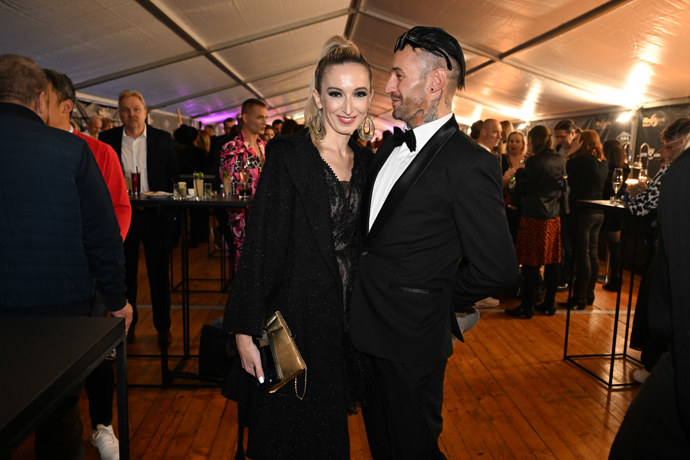 Sámer Issa vypadá po boku Lucie Junkové velmi šťastný.