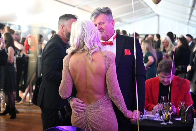 Lenka Dragounová ukázala odhalená záda. 