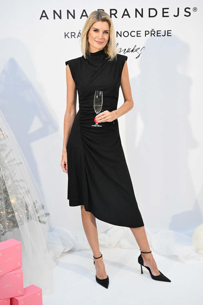 Iveta Lutovská  na vánočním večírku Anny Brandejs.