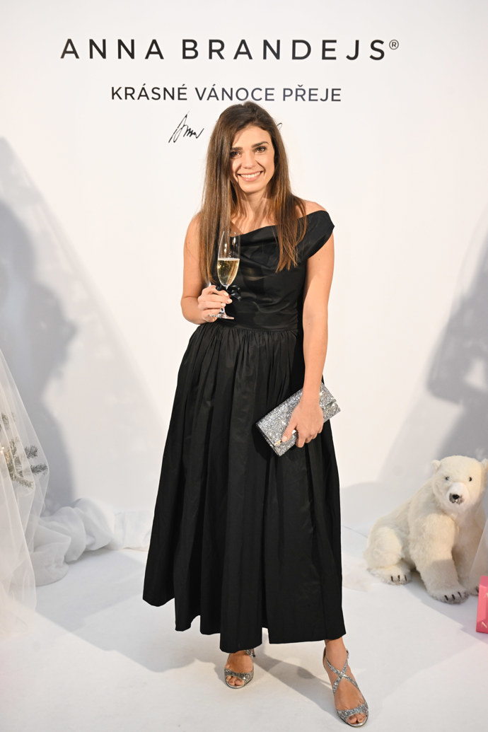 Denisa Pfauserová na vánočním večírku Anny Brandejs.