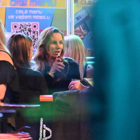 Nikola Hezucká se smutečními hosty. 