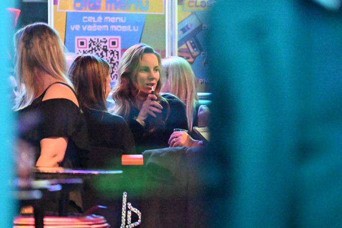 Nikola Hezucká se smutečními hosty. 