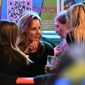 Nikola Hezucká se smutečními hosty. 