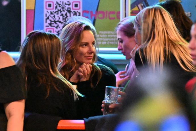 Nikola Hezucká se smutečními hosty. 