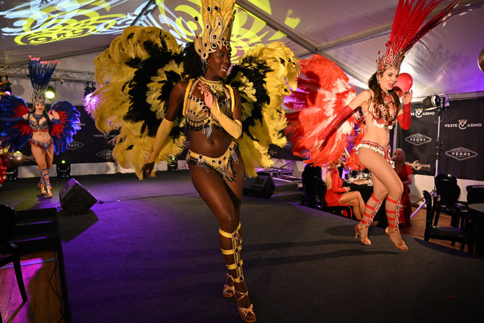 Češi prý v mrazech vyhledávají její horkokrevnou show.