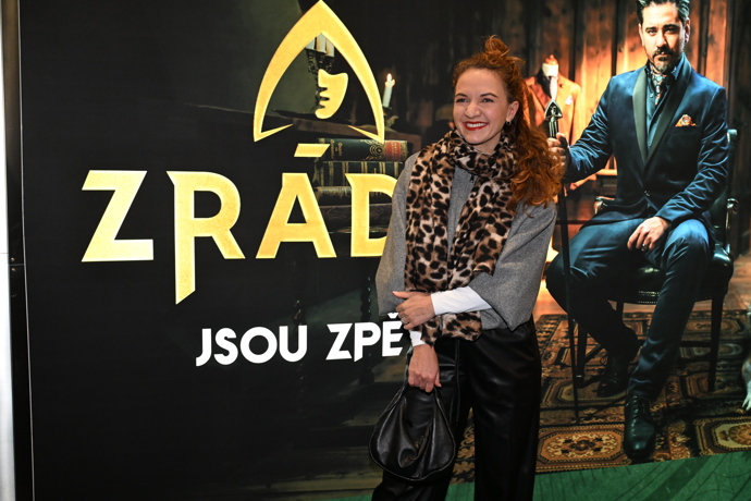 Vysmátá Andrea Antony.