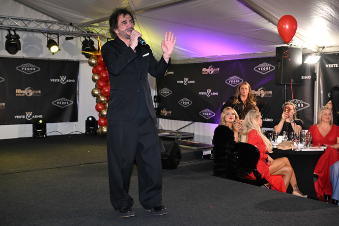 Sagvan předvedl hudební číslo.