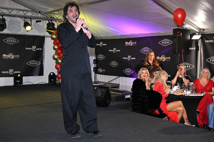 Dávej, ber. Sagvan bavil hosty.