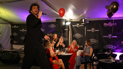 FOTO: Lela Vémola si v pozadí užívala představení.