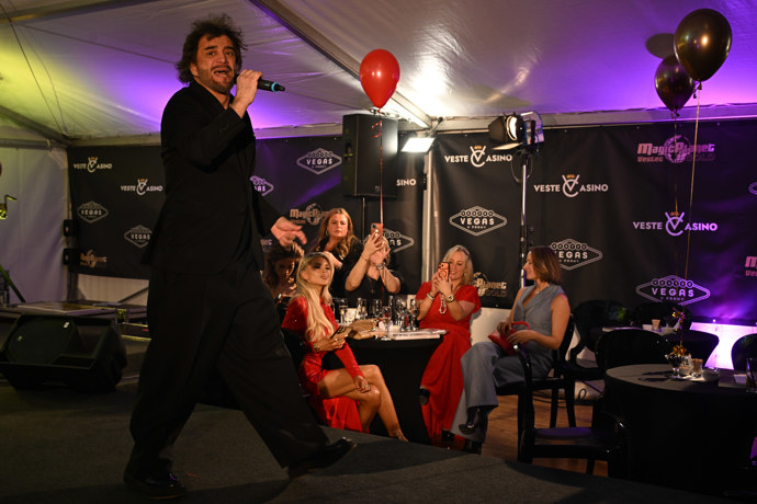 Lela Vémola si v pozadí užívala představení.