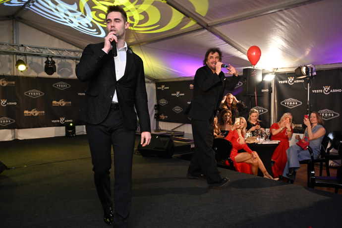 Hudební vystoupení mělo dvě ikonické písně.