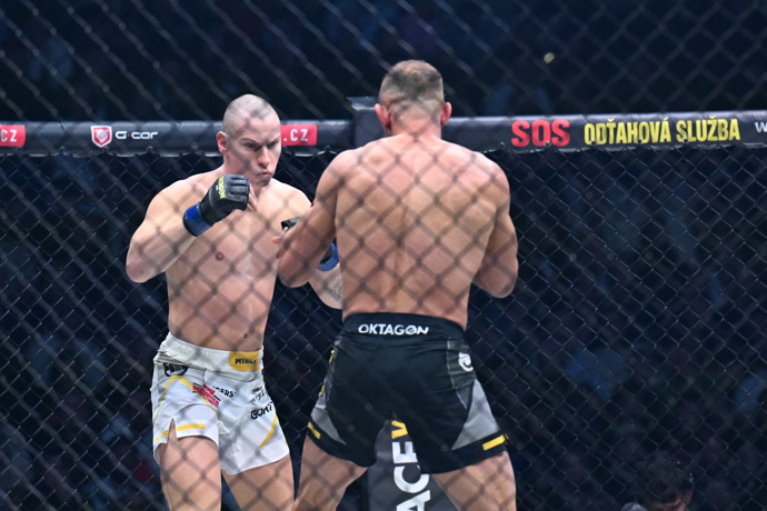 Dokud nedostal Pája první úder, tak byl aktivní.