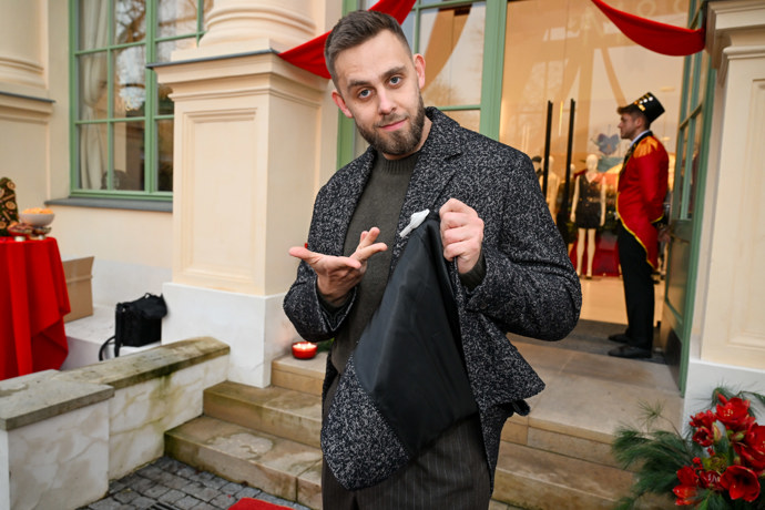 Vincent Navrátil ukazuje "pípák" z obchodu.