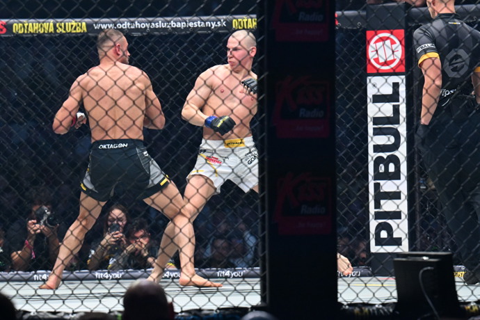 Pája se snažil utéct z kanonády ran.