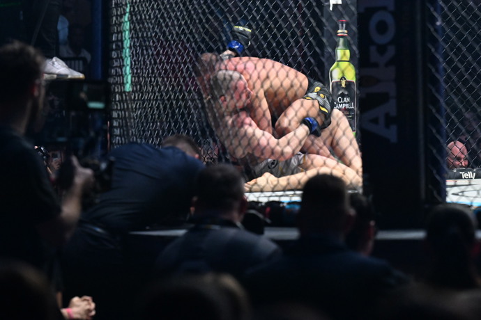 Raška, ale zápas přesunul na zem.