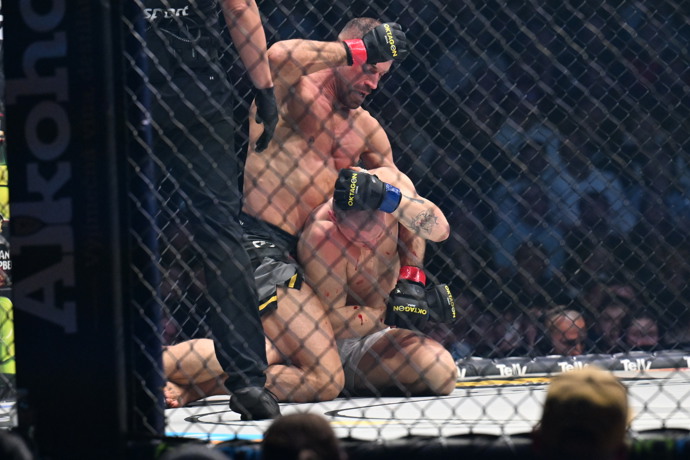 Pavel Tóth ustál pár tvrdých ran, poté padl k zemi.