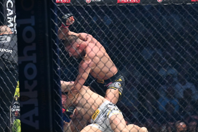 Tam Páju, domlátil.