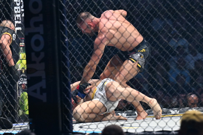 Na zemi, neměl Spicy Pája šanci.