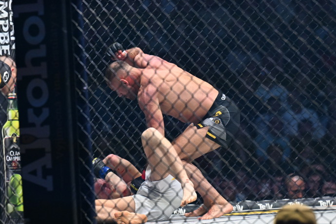 Raška sázel jeden úder za druhým.