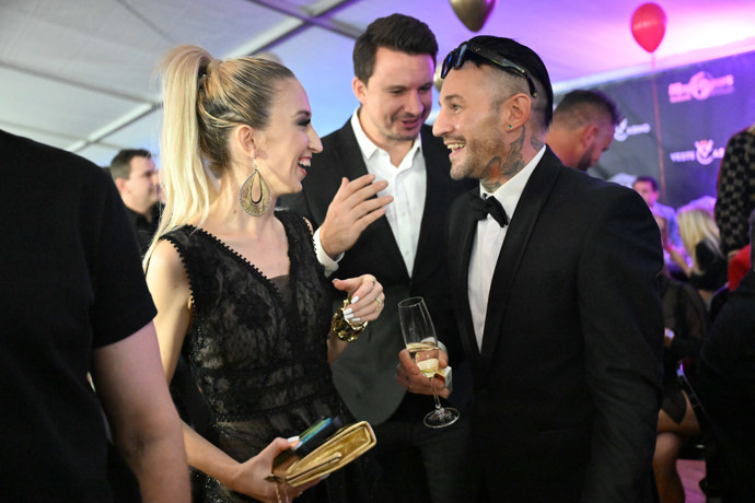 Samer Issa po boku Lucie Junkové září štěstím.