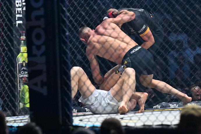 Následně už musel zasáhnout rozhodčí.