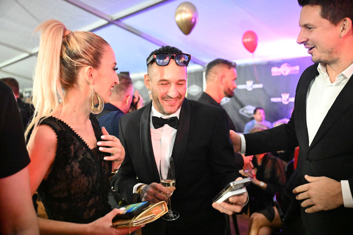 Sámer Issa a Lucie Junková při konverzaci s Karlem Kašákem.