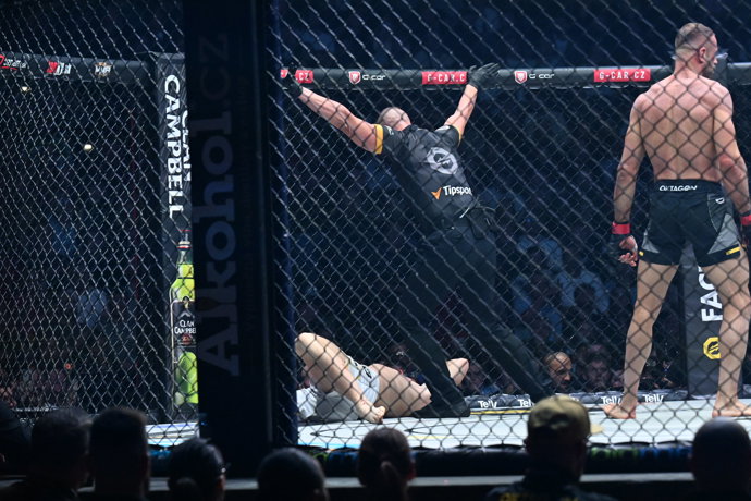 Rozhodčí zápas ukončil na TKO.