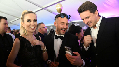 FOTO: Sámer Issa a Lucie Junková při konverzaci s Karlem Kašákem.